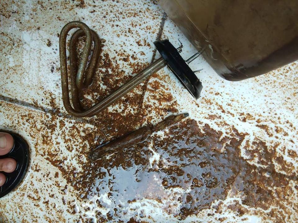 Mách bạn mẹo loại bỏ ngay cặn bẩn tích tụ trong bình nóng lạnh