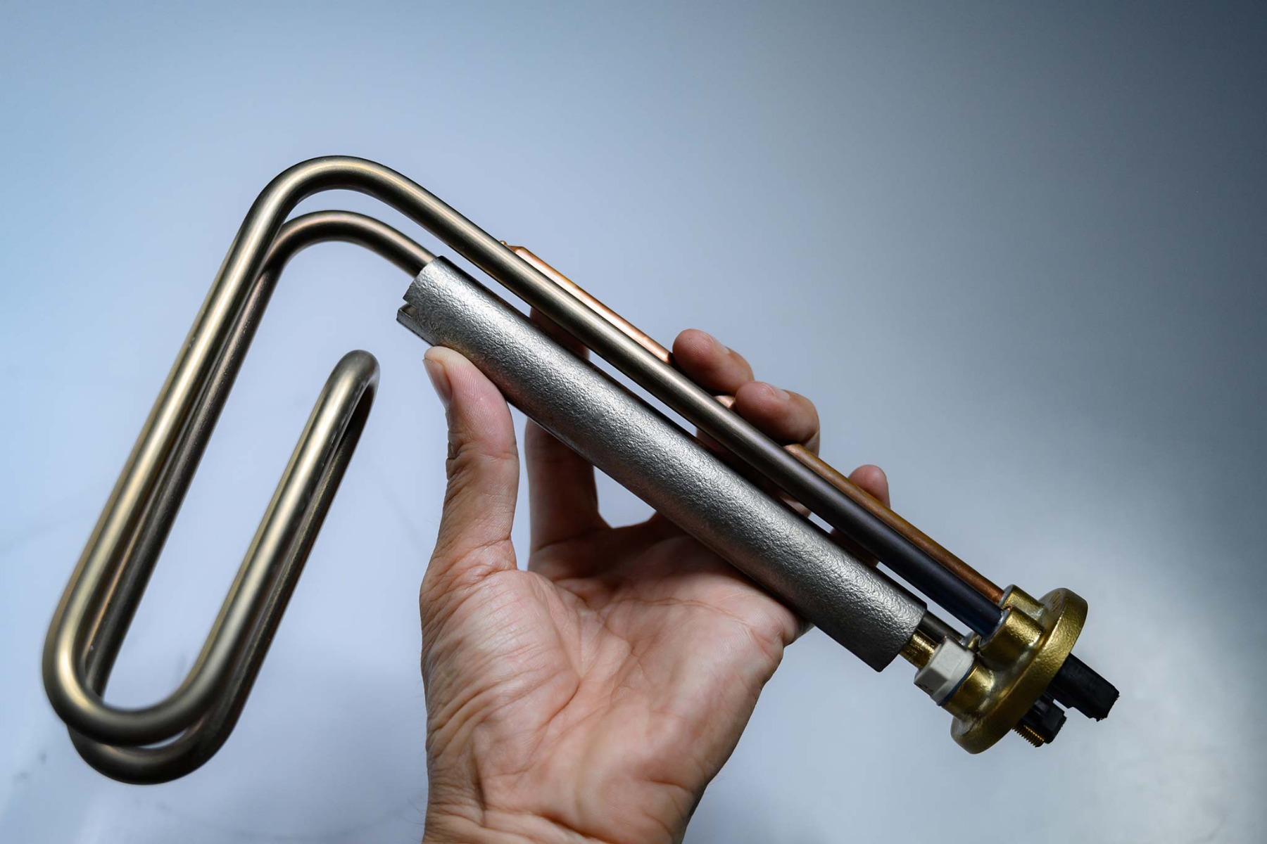 Nguyên nhân khiến thanh nhiệt bình nóng lạnh Ariston bị đóng cặn?