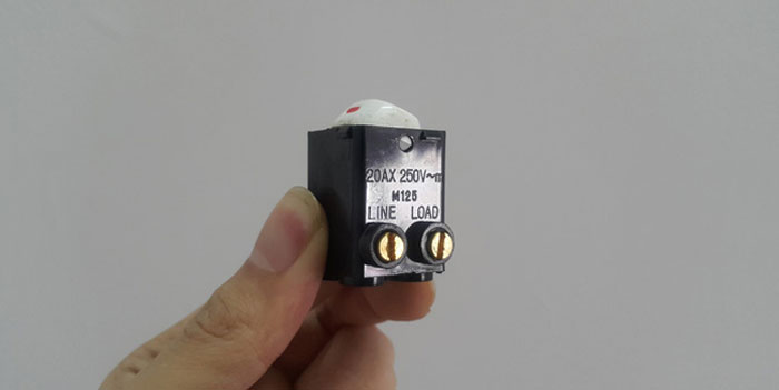 Sử dụng Aptomat thay vì công tắc 2 cực để phòng tình trạng cháy nổ bình nóng lạnh Sử dụng Aptomat thay vì công tắc 2 cực để phòng tình trạng cháy nổ bình nóng lạnh