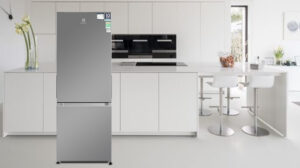 Tủ Lạnh Electrolux Inverter 2 Cánh 308 lít EBB3402K-A